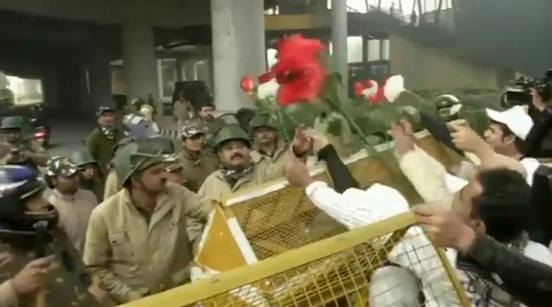 Jamia Millia Islamia Students Offer Roses to Delhi Police Personnel Amid Protests Against CAA
