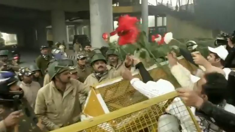 Jamia Millia Islamia University Students Offer Roses to Delhi Police Personnel Amid Protests Against Citizenship Amendment Act (Watch Video)