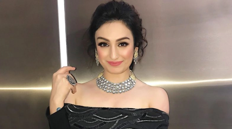 After Sonakshi Sinha,Indigo Airlines Is Now Responsible for Singer Akriti Kakar’s Baggage Misplace