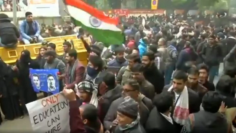 Anti-CAA Protesters in Delhi Sing 'Saare Jahaan Se Achha Hindustan Hamara' While Demonstrating at Jantar Mantar (Watch Video)