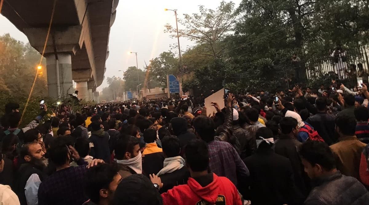 CAB 2019: Jamia Millia Islamia Students, Delhi Police Personnel Clash, Large Gatherings Banned CAB 2019: Jamia Millia Islamia Students, Delhi Police Personnel Clash, Large Gatherings Banned
