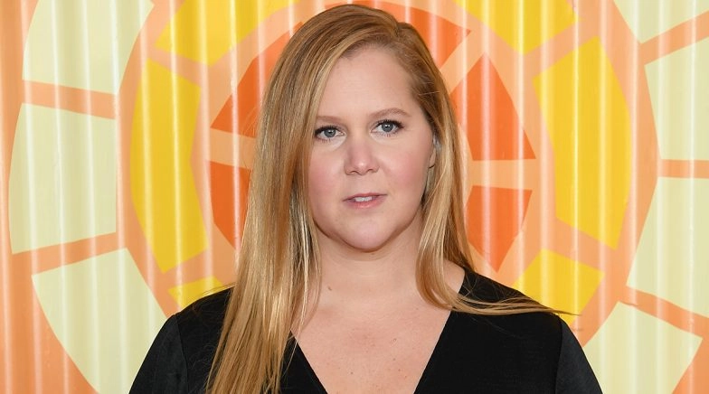 Amy Schumer Recalls Funny Incident When She Urinated in Her Dogs Portable Bowl