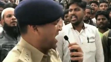 Bengaluru DCP Chetan Singh Sings National Anthem to Pacify Protesters, Call off Anti-CAA Stir; Watch Video