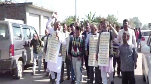 Jammu and Kashmir: Farmers Take out 10-km Long March to Highlight Border Issues Jammu and Kashmir: Farmers Take out 10-km Long March to Highlight Border Issues