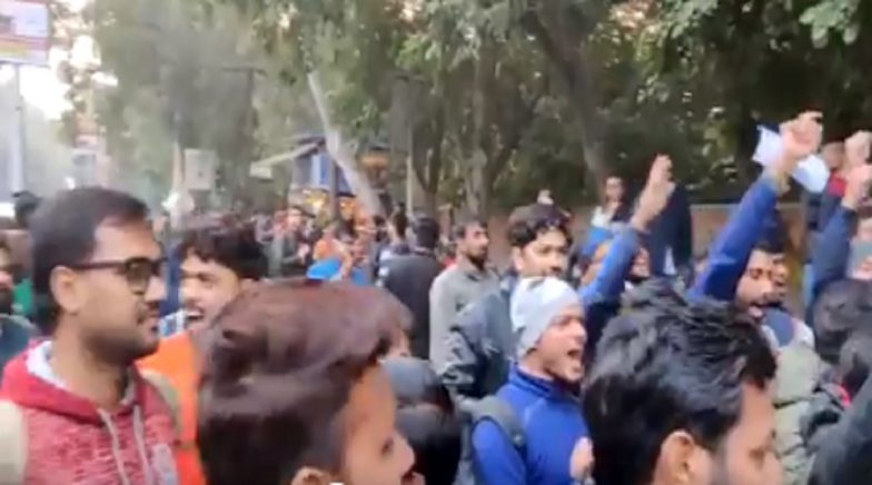 DU Students Stage Counter Protest Against CAA Protesters, Hail Delhi Police (Watch Video)
