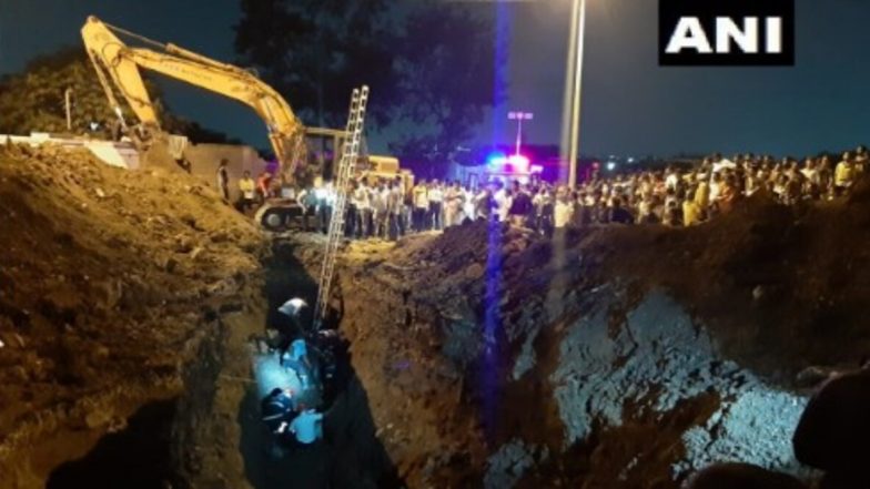 Pune: Four People, Including Two Fire Fighters, Stuck in Hole in Dapodi While Rescuing a Boy