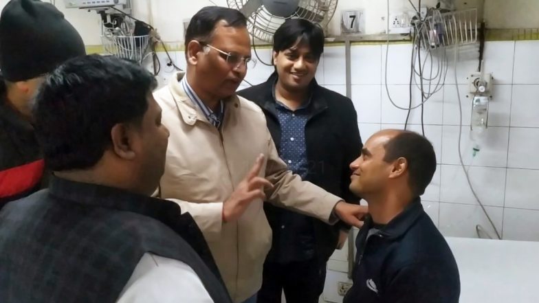 Delhi Fire: Braveheart Fireman Rajesh Shukla Battles Flames and Injury to Save 11 Lives, Twitter Applauds 'The Real Hero'