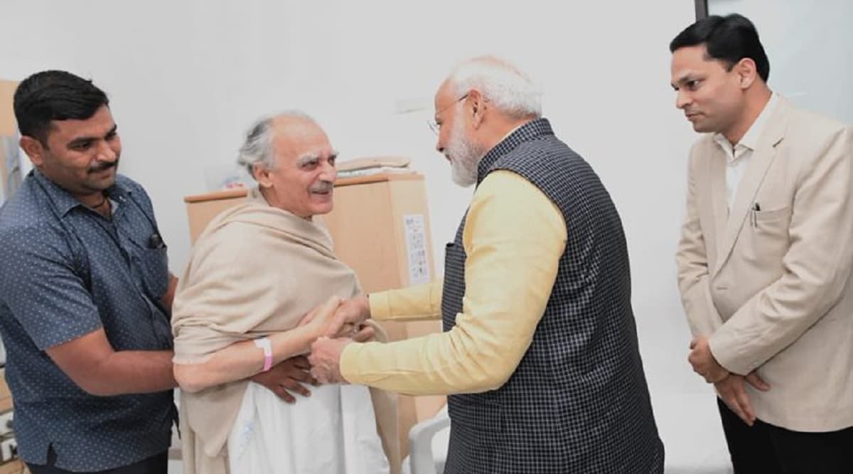 PM Narendra Modi Meets Ex-Union Minister Arun Shourie at Ruby Hall Clinic in Pune PM Narendra Modi Meets Ex-Union Minister Arun Shourie at Ruby Hall Clinic in Pune