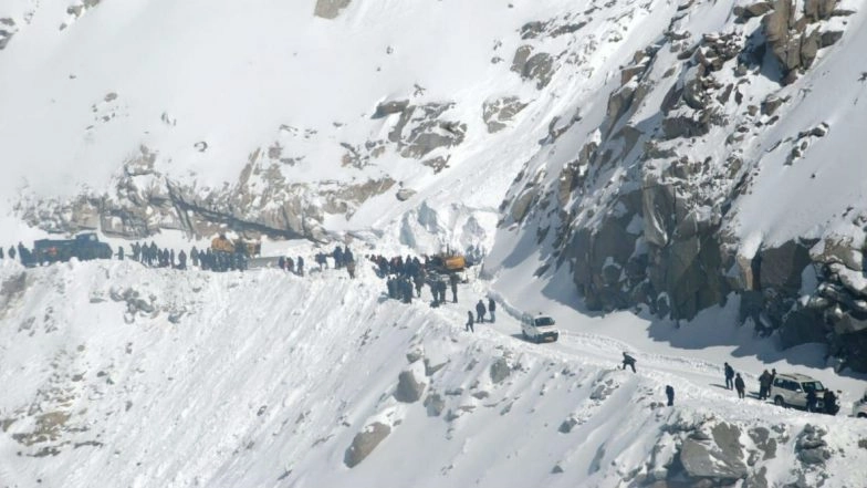 Jammu And Kashmir: Three Indian Army Soldiers Killed in Avalanche, Search Operation on to Rescue Missing Jawan