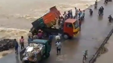 Tamil Nadu: Sanitation Workers Illegally Dump Garbage in Vellar River at Thittakudi, Video Goes Viral