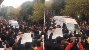 Jamia Millia Islamia Students Make Way For Ambulance During CAA Protest, Win Hearts on Social Media (Watch Video)