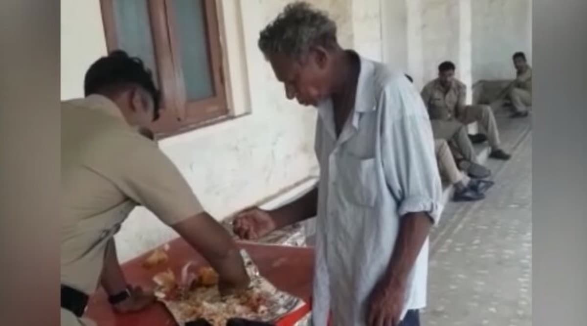 Kerala Police Officer Shares Food With Man in Thiruvananthapuram, Heart-Warming Video Goes Viral Kerala Police Officer Shares Food With Man in Thiruvananthapuram, Heart-Warming Video Goes Viral