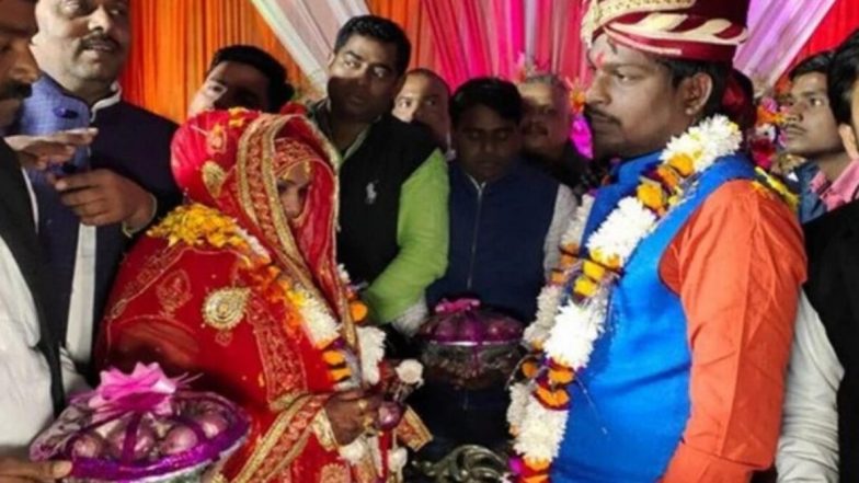 Uttar Pradesh: Amid Soaring Prices, Bride and Groom Exchange Garlands of Onion and Garlic in Varanasi