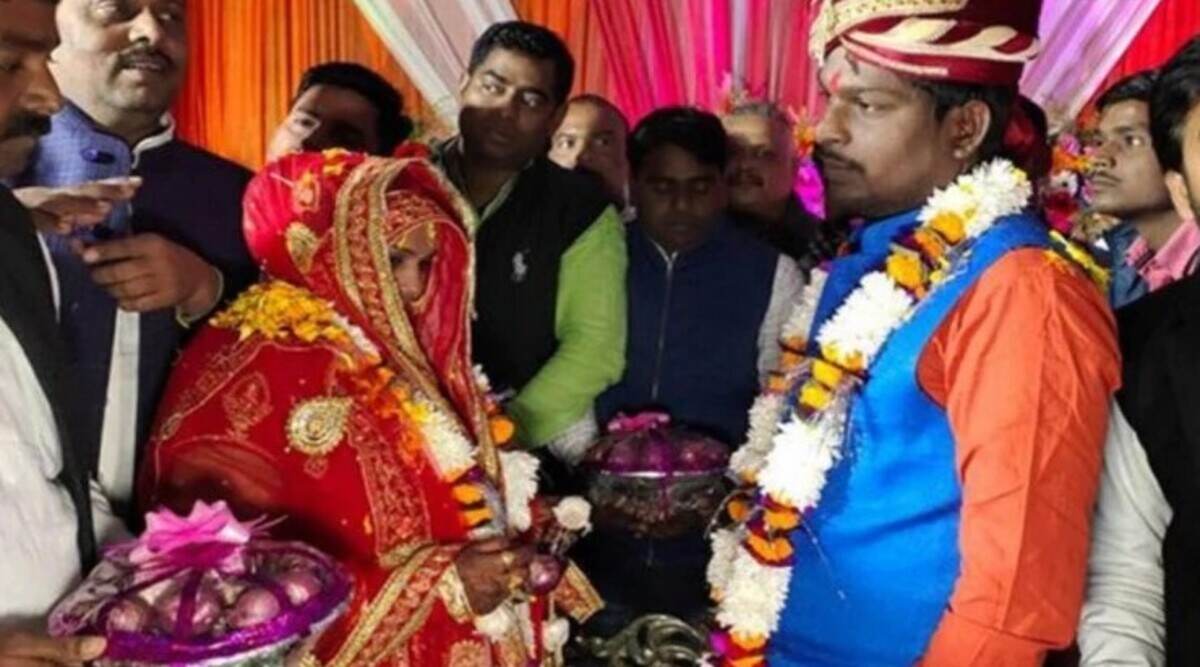 Uttar Pradesh: Amid Soaring Prices, Bride and Groom Exchange Garlands of Onion and Garlic in Varanasi Uttar Pradesh: Amid Soaring Prices, Bride and Groom Exchange Garlands of Onion and Garlic in Varanasi