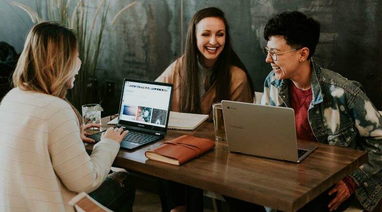 Office Flirting Is Not Bad! It Cuts Down Stress, Makes Co-Worker Feel Attractive and Powerful