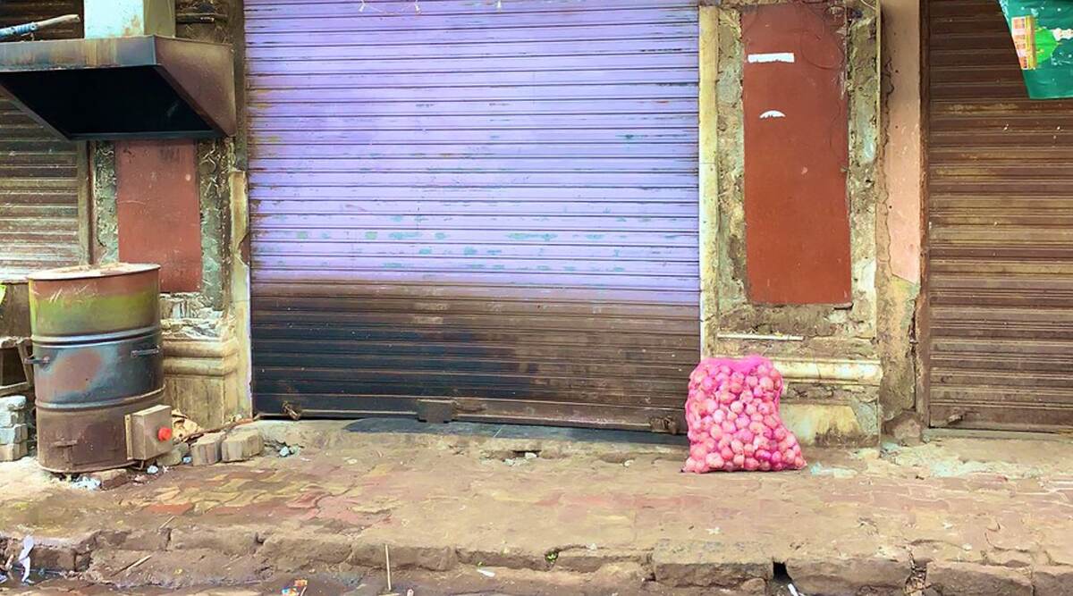 Sack of Onions Kept Outside Closed Mumbai Restaurant Makes Twitterati Ask 'Is Mumbai That Safe?' Sack of Onions Kept Outside Closed Mumbai Restaurant Makes Twitterati Ask 'Is Mumbai That Safe?'