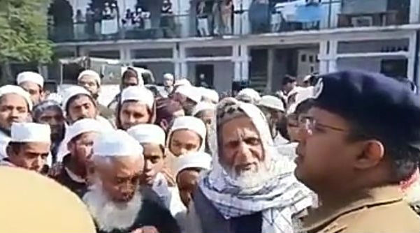 Anti-CAA Protests: Muslims Offer Roses to UP Police After Friday Prayers