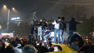 Jamia Millia Islamia University Standoff: 50 Students, Detained During Anti-CAA Protests, Released by Police, Delhi Metro Services Resume at All Stations