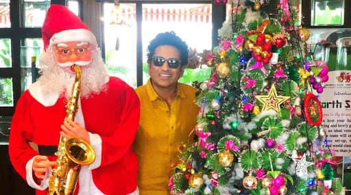Sachin Tendulkar Wishes Merry Christmas 2019 To His Fans and Well-Wishers, Poses With Santa Claus