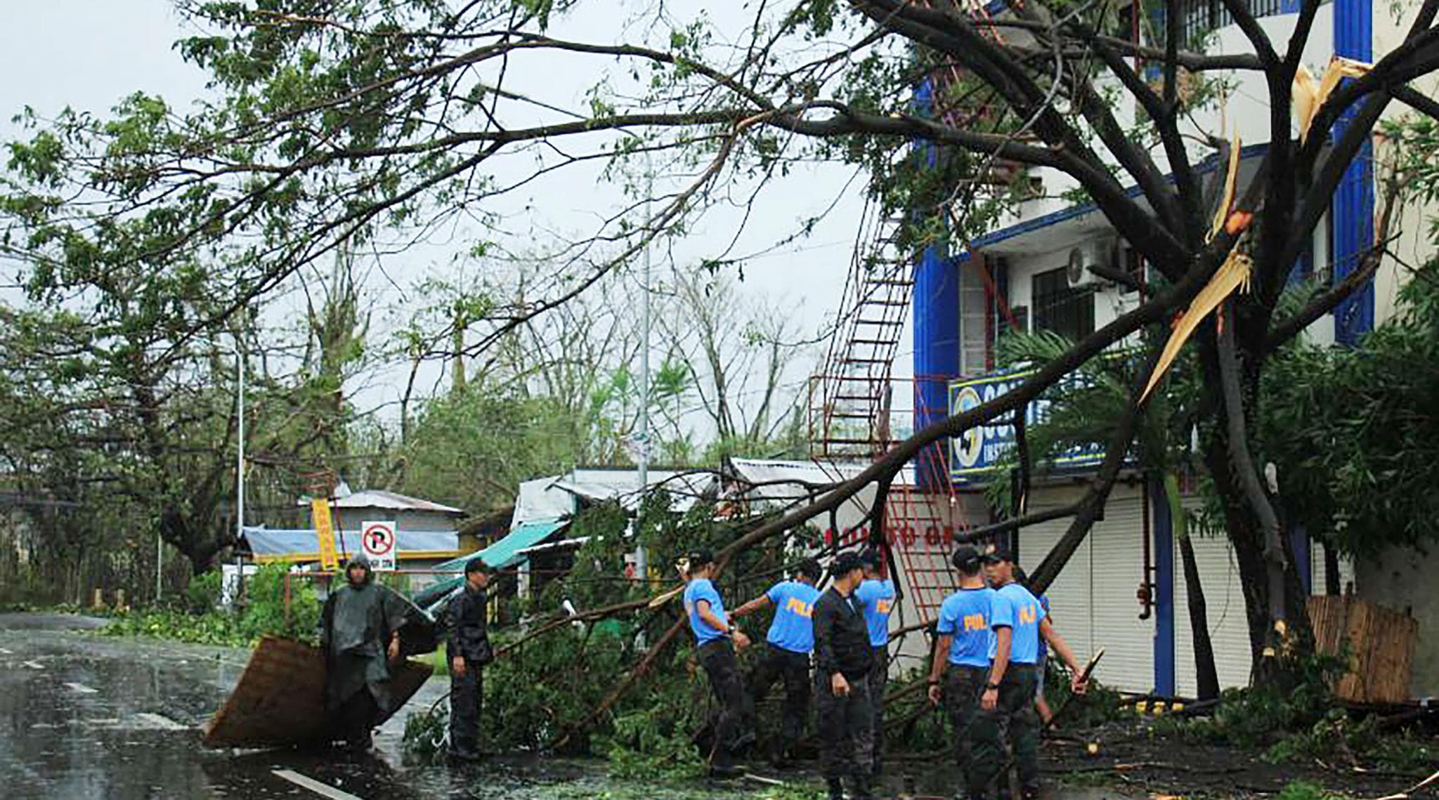 Typhoon Kammuri Makes Landfall in Philippines, Forces Manila Airport Closure After Thousands Flee Typhoon Kammuri Makes Landfall in Philippines, Forces Manila Airport Closure After Thousands Flee