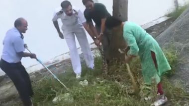 Kerala: Navy Officer's Wife Garners Praise for Rescuing 20 KG Python With Bare Hands, Watch Video