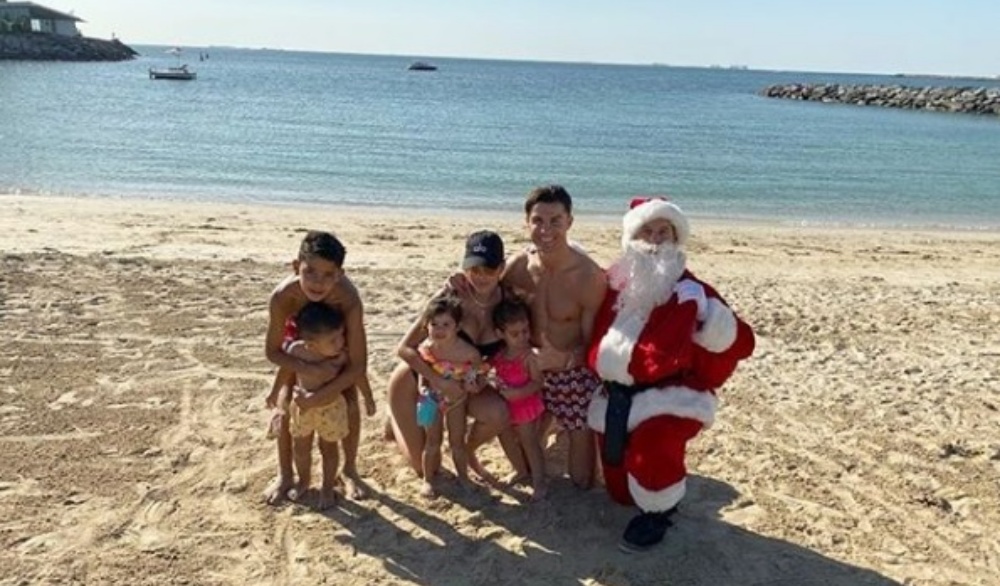 1000px x 586px - Cristiano Ronaldo Enjoys Christmas 2019 on the Beach With Girlfriend  Georgina Rodriguez & Kids (See Pics) | âš½ LatestLY