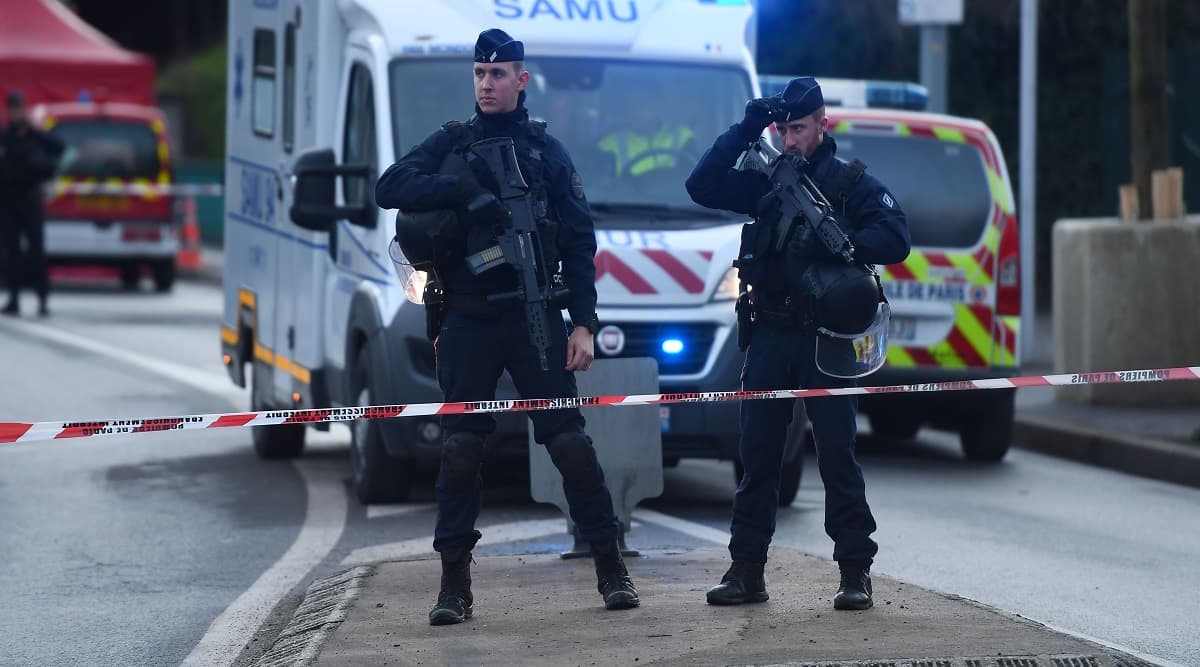 Paris Stabbing: One Killed as Knife-Wielding Attacker Goes on Rampage, Suspect Neutralised by French Police Paris Stabbing: One Killed as Knife-Wielding Attacker Goes on Rampage, Suspect Neutralised by French Police