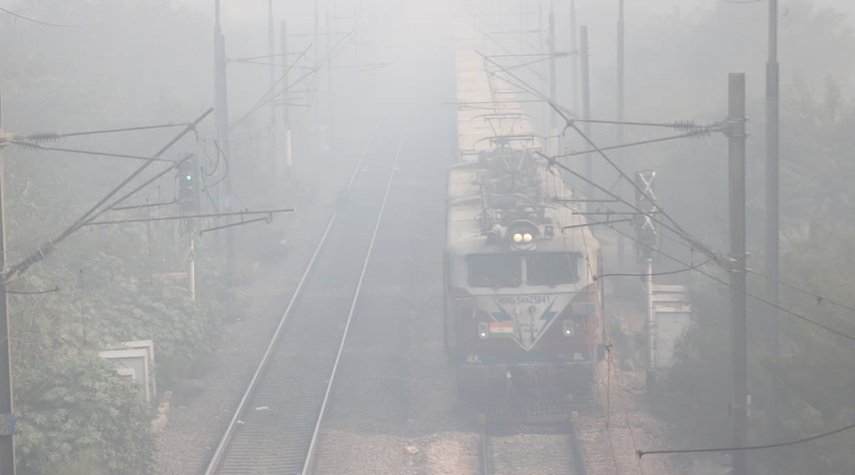 North India Fog: Railway Services Affected, 21 Delhi-Bound Trains Delayed Due to Low Visibility North India Fog: Railway Services Affected, 21 Delhi-Bound Trains Delayed Due to Low Visibility