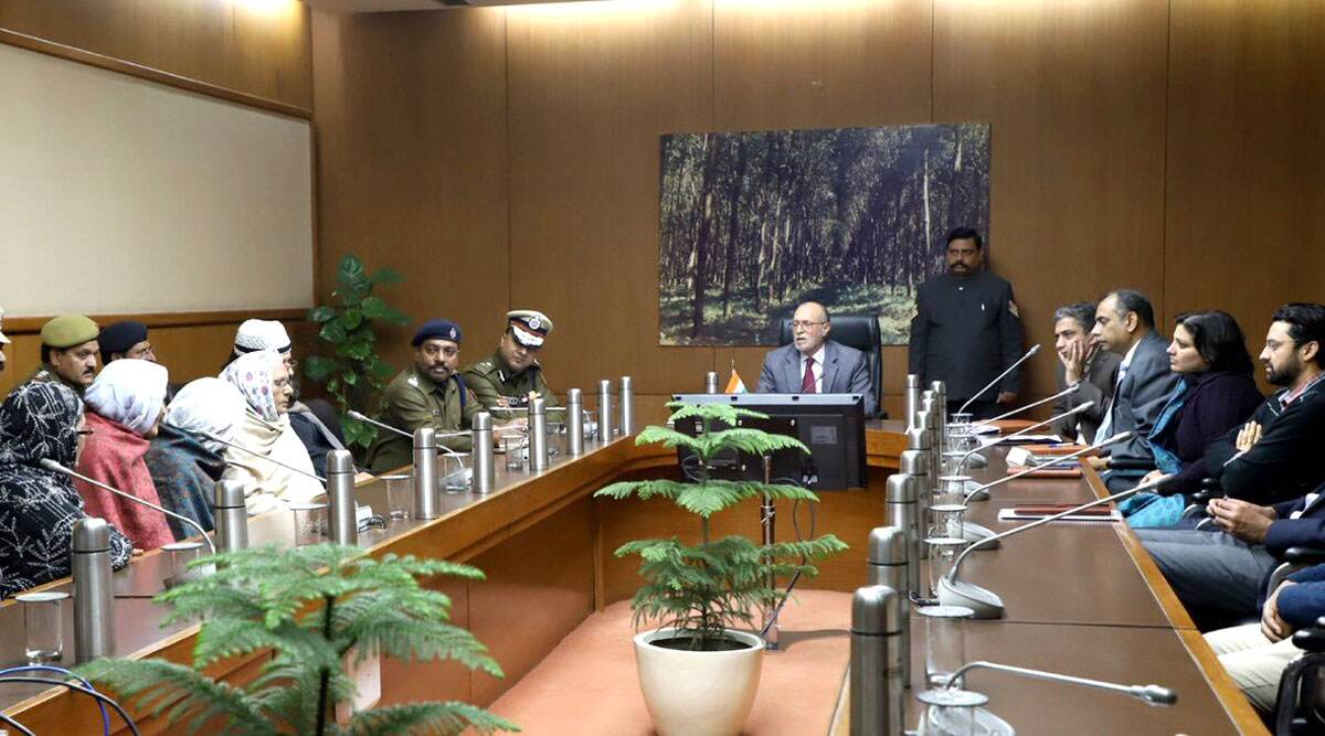 Shaheen Bagh Protesters Meet Delhi L-G Anil Baijal; Refuse to Call-Off Anti-CAA Stir, Agree to Allow Passage to School Buses Shaheen Bagh Protesters Meet Delhi L-G Anil Baijal; Refuse to Call-Off Anti-CAA Stir, Agree to Allow Passage to School Buses