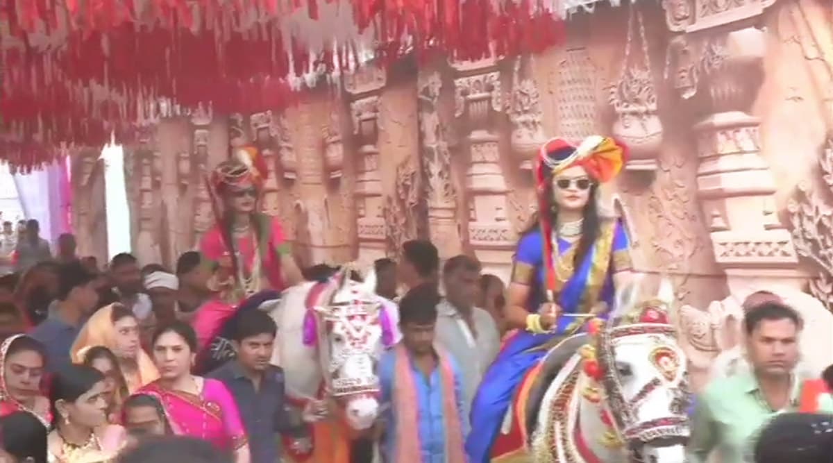 Bride Baraat in Madhya Pradesh: Two Sisters of Patidar Community Lead Their Own Wedding Procession, Ride Horses to Reach Houses of Grooms; See Pics Bride Baraat in Madhya Pradesh: Two Sisters of Patidar Community Lead Their Own Wedding Procession, Ride Horses to Reach Houses of Grooms; See Pics