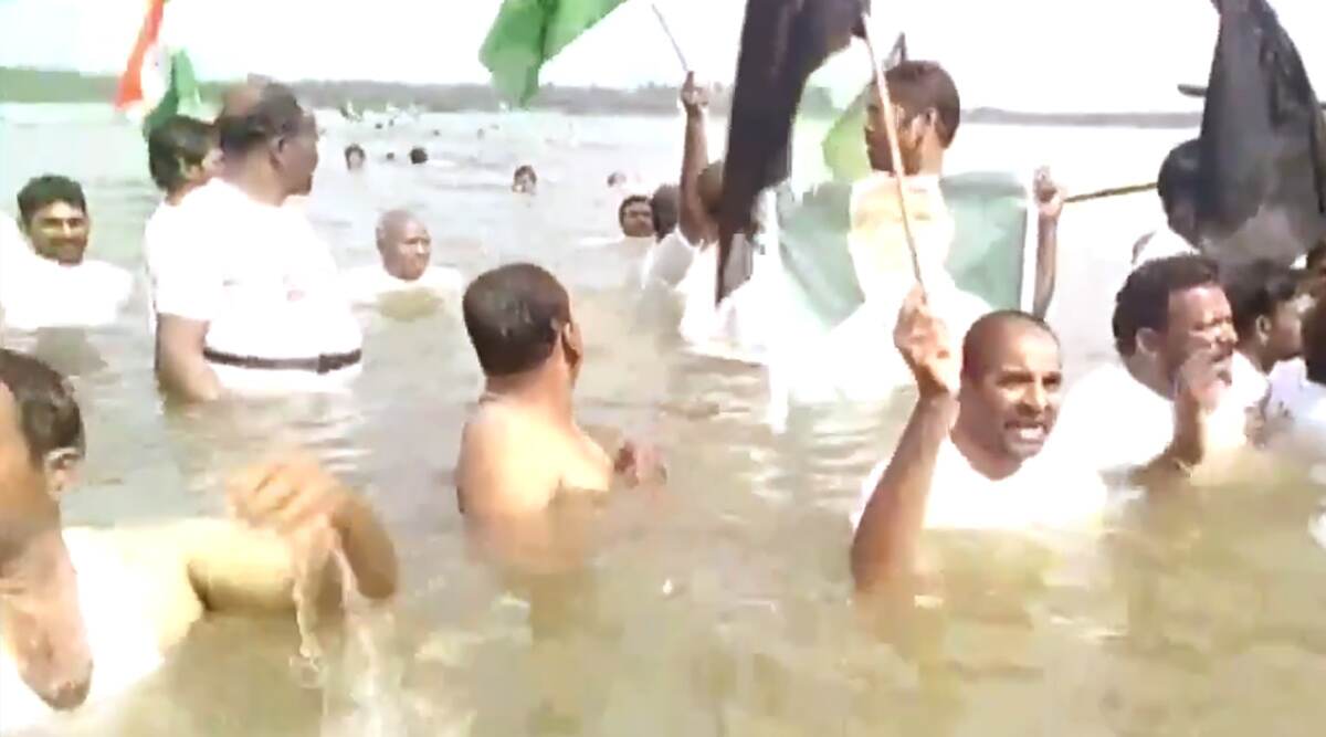 Andhra Pradesh: Protesters Enter Krishna River to Mark Their Opposition to Jagan Reddy's Tri-Capital Model; Watch Video Andhra Pradesh: Protesters Enter Krishna River to Mark Their Opposition to Jagan Reddy's Tri-Capital Model; Watch Video