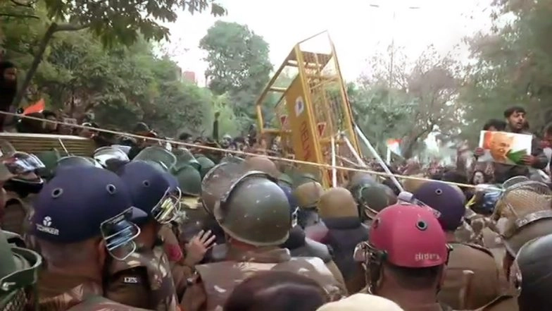Jamia Protests: Delhi Police Resort to Lathicharge at Protesters After They Throw Water Pouches at Security Forces