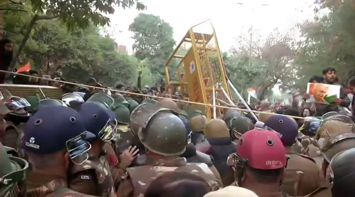 Jamia Protests: Delhi Police Resort to Lathicharge at Protesters After They Throw Water Pouches at Security Forces Jamia Protests: Delhi Police Resort to Lathicharge at Protesters After They Throw Water Pouches at Security Forces