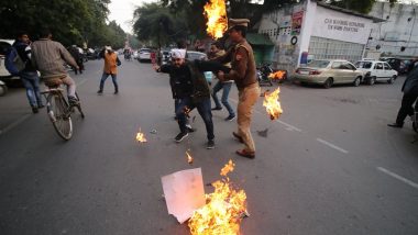 AAP's Vanshraj Dubey Burns Effigy of Amit Shah in Lucknow to Protest JNU Violence, Gets 'Manhandled and Arrested' by UP Police; Watch Video