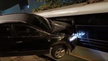 Mumbai: Speeding Car Rams Into Parked Bus on Western Express Highway Near Jogeshwari; Watch Video