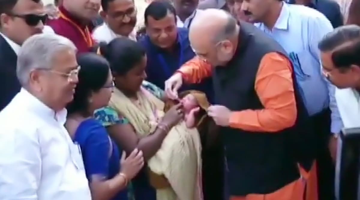 Pulse Polio Day 2020: Amit Shah Gives Polio Drops to Baby in Hubli; Watch Video Pulse Polio Day 2020: Amit Shah Gives Polio Drops to Baby in Hubli; Watch Video
