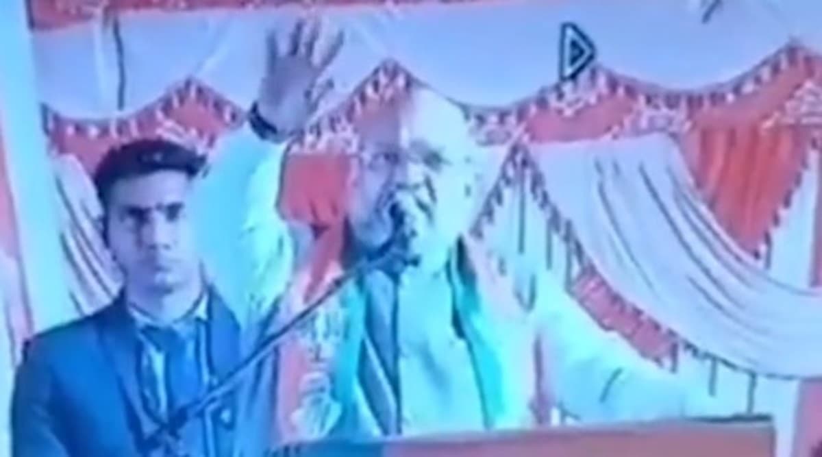 Anti-CAA Protester Beaten For Raising Slogans at Amit Shah's Rally in Delhi, Home Minister Asks Security Personnel to Rescue Him; Watch Video Anti-CAA Protester Beaten For Raising Slogans at Amit Shah's Rally in Delhi, Home Minister Asks Security Personnel to Rescue Him; Watch Video