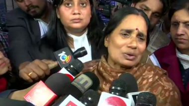 Nirbhaya's Mother Asha Devi Breaks Down After Delhi Court Stays February 1 Execution of Convicts, Says 'Defence Lawyer AP Singh Bragged Hanging Will Never Happen'