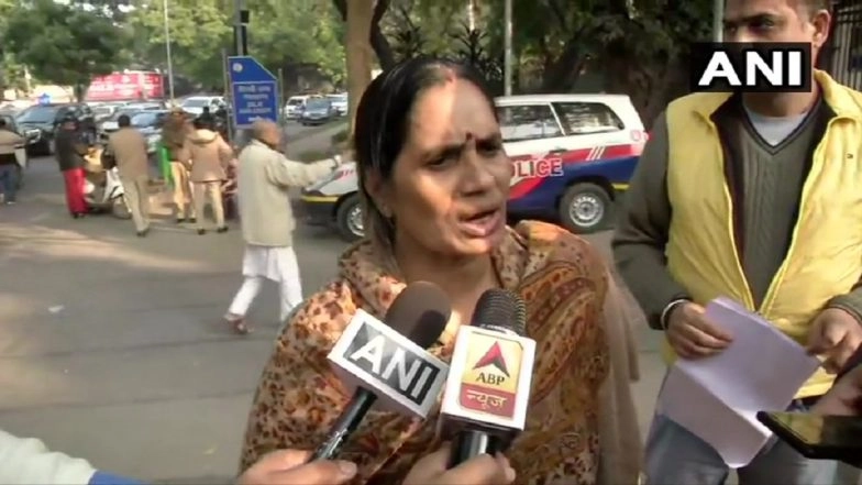 Nirbhaya Case: 'Either Convicts Trying to Delay Execution or Our System is Blind', Says Asha Devi Amid Doubts Over January 22 Execution