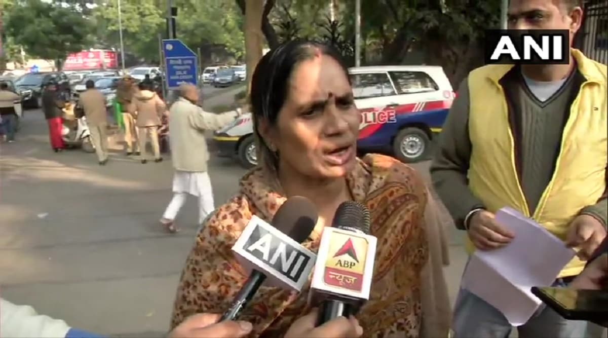Nirbhaya Case: 'Either Convicts Trying to Delay Execution or Our System is Blind', Says Asha Devi Amid Doubts Over January 22 Execution Nirbhaya Case: 'Either Convicts Trying to Delay Execution or Our System is Blind', Says Asha Devi Amid Doubts Over January 22 Execution