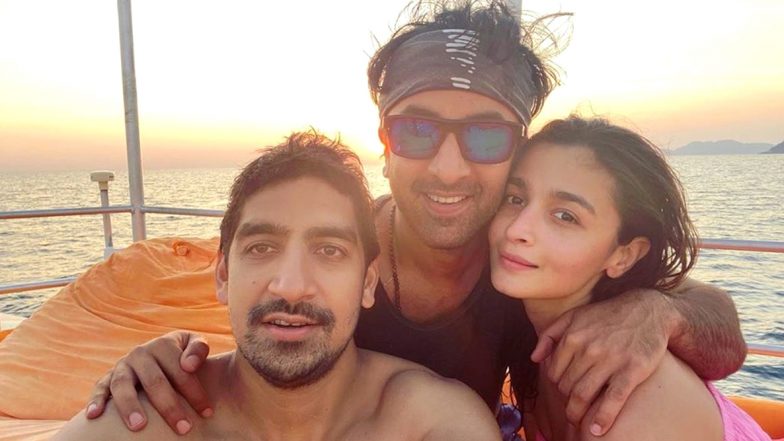 ‘Good Girl’ Alia Bhatt Poses for a Perfect New Year Selfie with ‘Best Boys’, Ranbir Kapoor and Ayan Mukerji