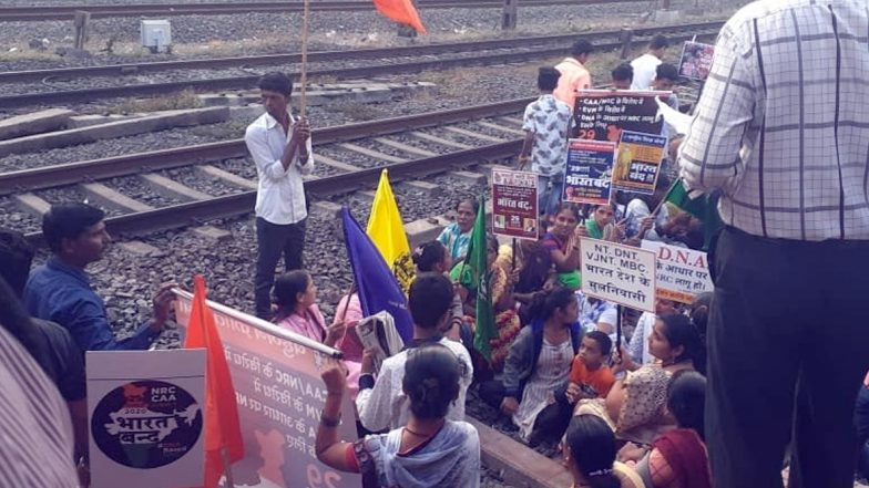 Bharat Bandh Today to Protest Against CAA-NRC: Bahujan Kranti Morcha Workers Block Railway Track in Mumbai, Hold Demonstration at Delhi's Jantar Mantar