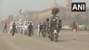 CRPF 'Mahila' Bikers to Make Republic Day Parade 2020 Debut with Daredevil Stunts; Watch Video of Women Contingent Practicing in Rajpath