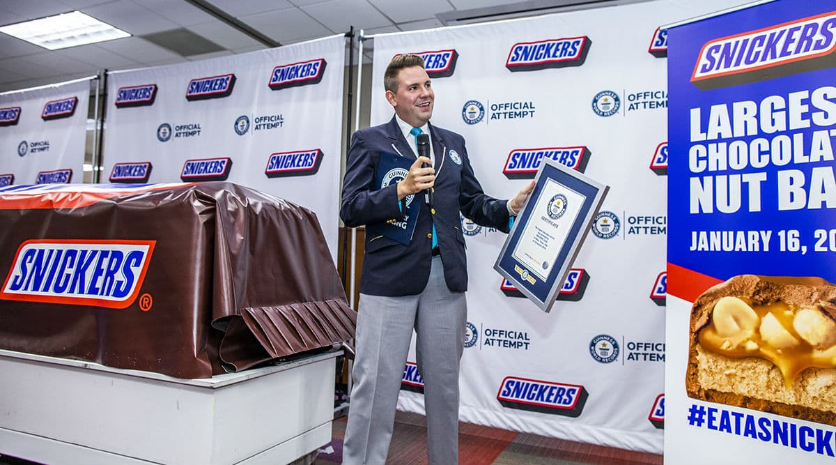 Massive Snickers Bar in Texas Sets Guinness World Record, Internet ROFL Massive Snickers Bar in Texas Sets Guinness World Record, Internet ROFL
