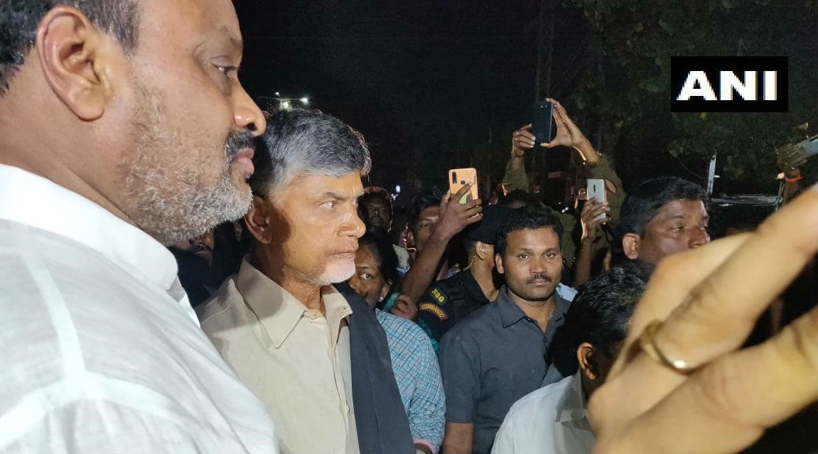 Andhra Pradesh Capital Row: Chandrababu Naidu, TDP MLAs Detained in Amaravati After Trying to Launch Protest Against State Govt Andhra Pradesh Capital Row: Chandrababu Naidu, TDP MLAs Detained in Amaravati After Trying to Launch Protest Against State Govt