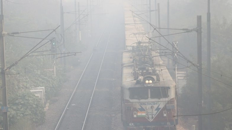 Delhi Winter 2020: Trains Delayed Due to Fog, Temperature Dips Below 5 Degrees, Rains Likely Next Week