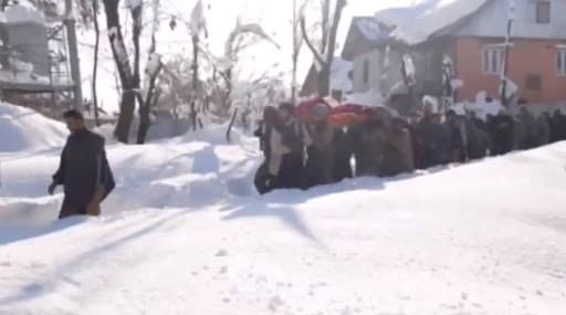 Jammu And Kashmir: Indian Army Helps Pregnant Woman Deliver Baby at Hospital Amid Heavy Snowfall, Garners Praises Jammu And Kashmir: Indian Army Helps Pregnant Woman Deliver Baby at Hospital Amid Heavy Snowfall, Garners Praises