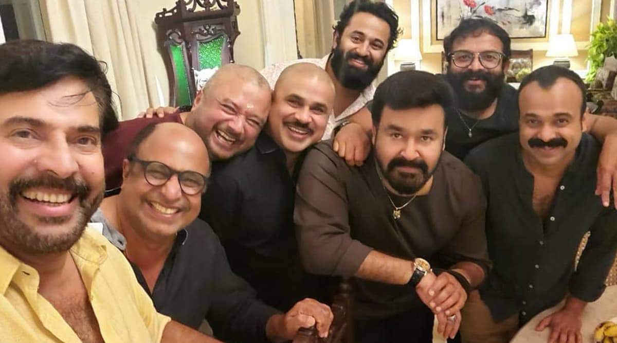 Mammootty, Mohanlal, Dileep, Sidhique and Others Pose Together For A Pic, Mollywood Fans Call It ‘Best Selfie Of The Year’ Mammootty, Mohanlal, Dileep, Sidhique and Others Pose Together For A Pic, Mollywood Fans Call It ‘Best Selfie Of The Year’