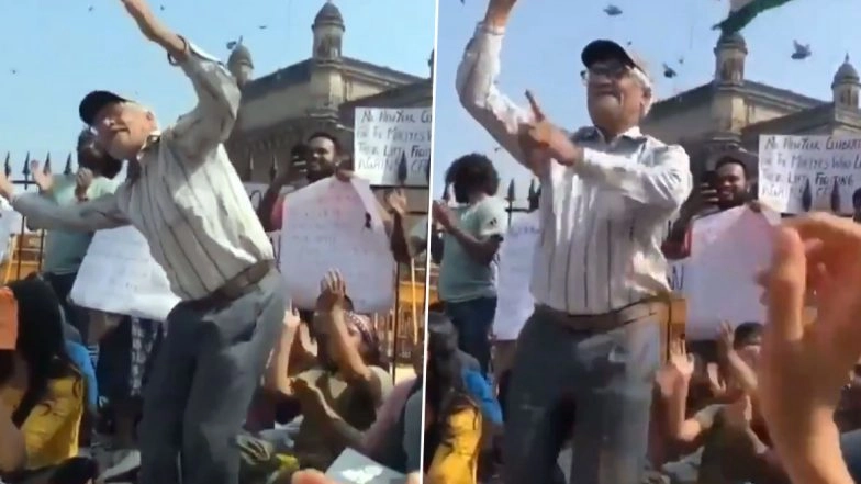 Old Man Dances on 'Azadi' Slogan at Gateway of India During Mumbai Protest Against JNU Violence, People Laud The 'Spirit of Mumbai' As Video Goes Viral