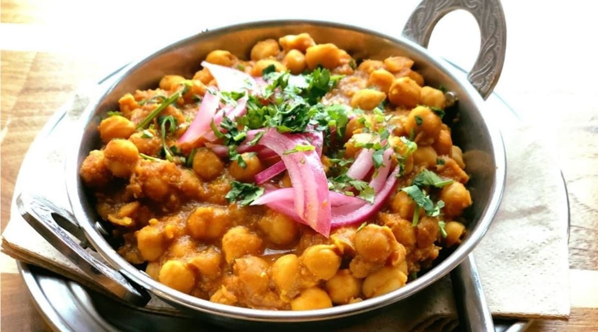 Lohri 2020 Healthy Recipes: From Pindi Channe To Gur Ki Roti, These Traditional Dishes Will Make Your Festive Celebrations Even More Delicious! Lohri 2020 Healthy Recipes: From Pindi Channe To Gur Ki Roti, These Traditional Dishes Will Make Your Festive Celebrations Even More Delicious!